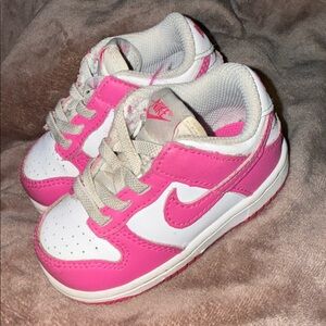 Nike Dunk Low
Baby/Toddler Sneakers in Pink and White 5C